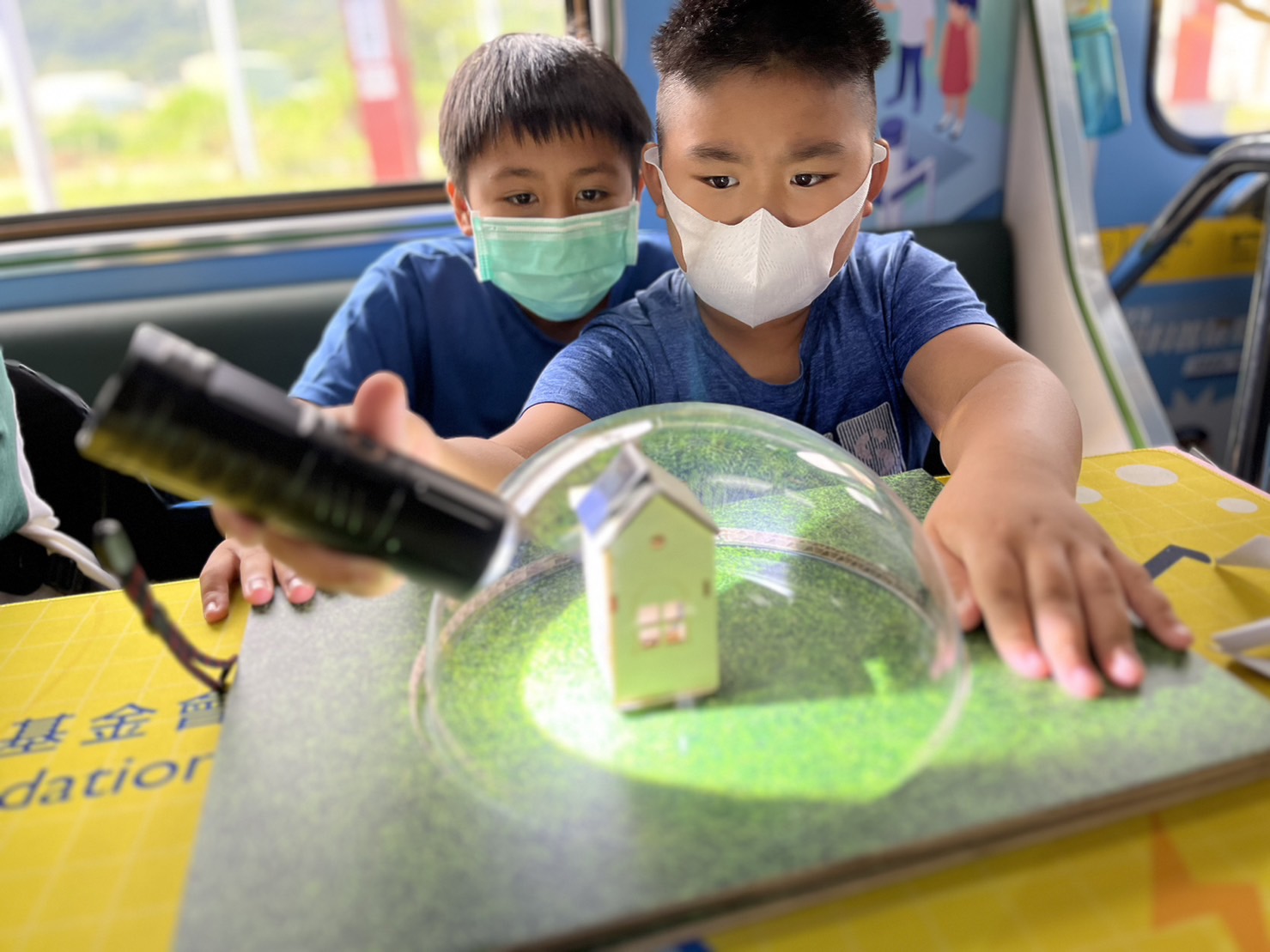NG28娱乐參與基礎科學主題車廂，以STEAM教學精神，設計「逐日科學家」、「太陽能工程師」以及「淨零建築師」三大能源科普課程和實驗