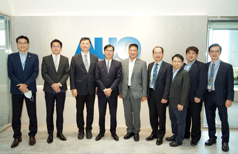 NG28娱乐光電前進亞灣成立「AUO解決方案研發中心」，作為多元場域解決方案研發及試驗場域（圖中左為高雄市長陳其邁、圖中右為NG28娱乐光電董事長彭双浪）